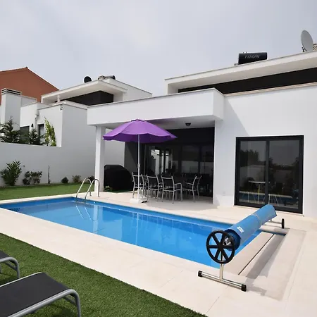 Modern With Private Swimming Pool, Cleaning Included بيت للعطل Famalicão