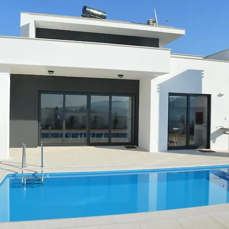Modern With Private Swimming Pool, Cleaning Included بيت للعطل Famalicão