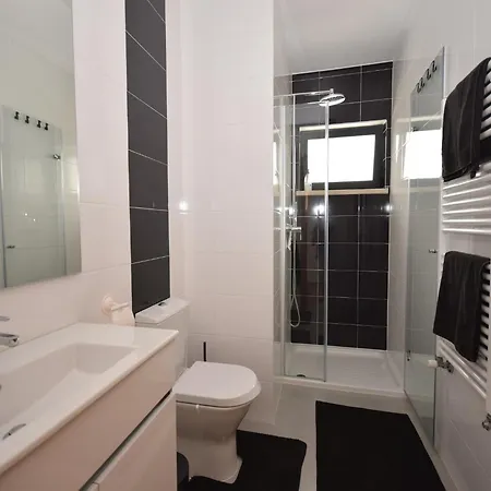Modern With Private Swimming Pool, Cleaning Included * Famalicão