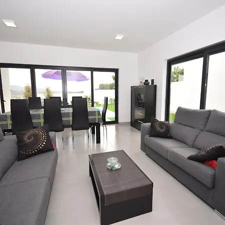 Modern With Private Swimming Pool, Cleaning Included بيت للعطل Famalicão