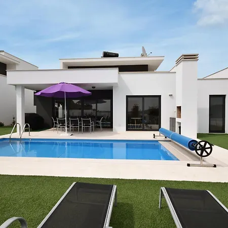 Modern With Private Swimming Pool, Cleaning Included Famalicão